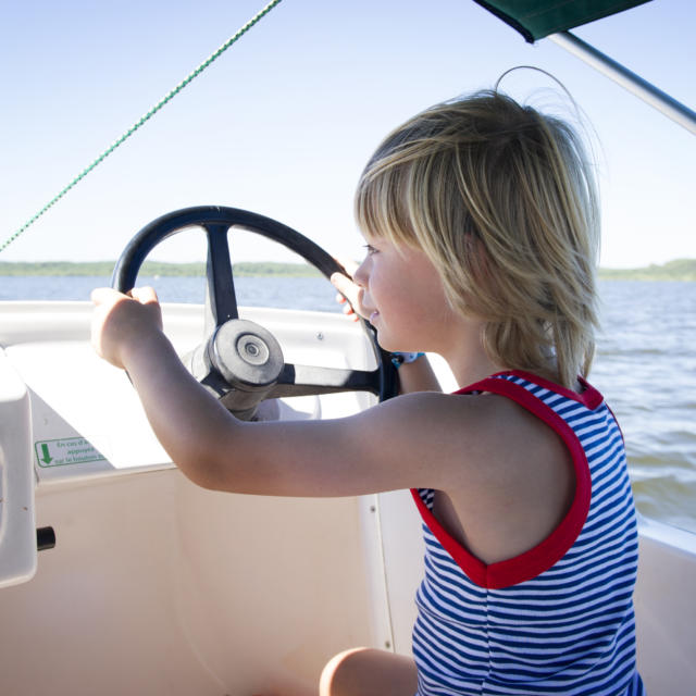 Bateau électrique sur le Lac de Léon