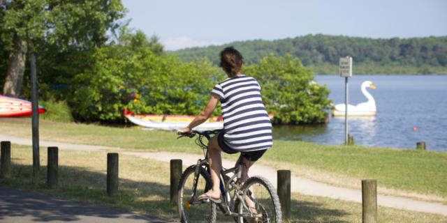 Piste cyclable au bord du lac de Léon