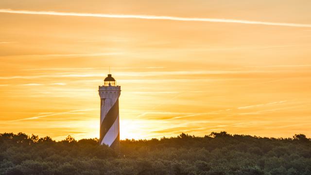 Lever de soleil sur le phare de Contis