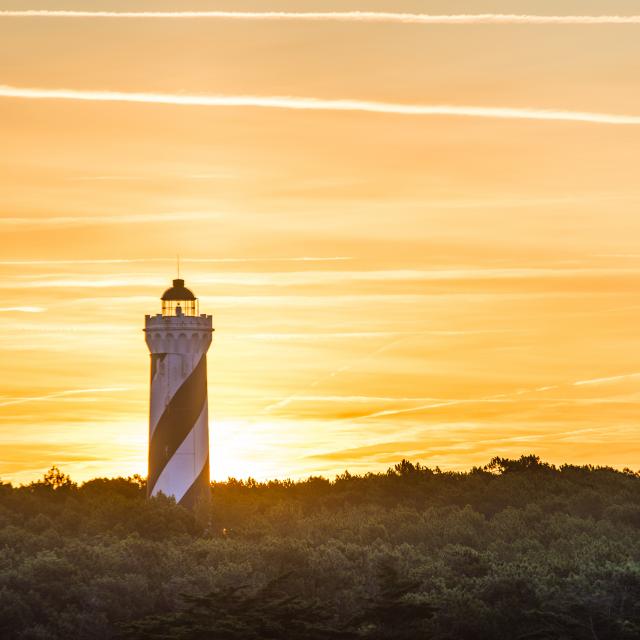 Lever de soleil sur le phare de Contis